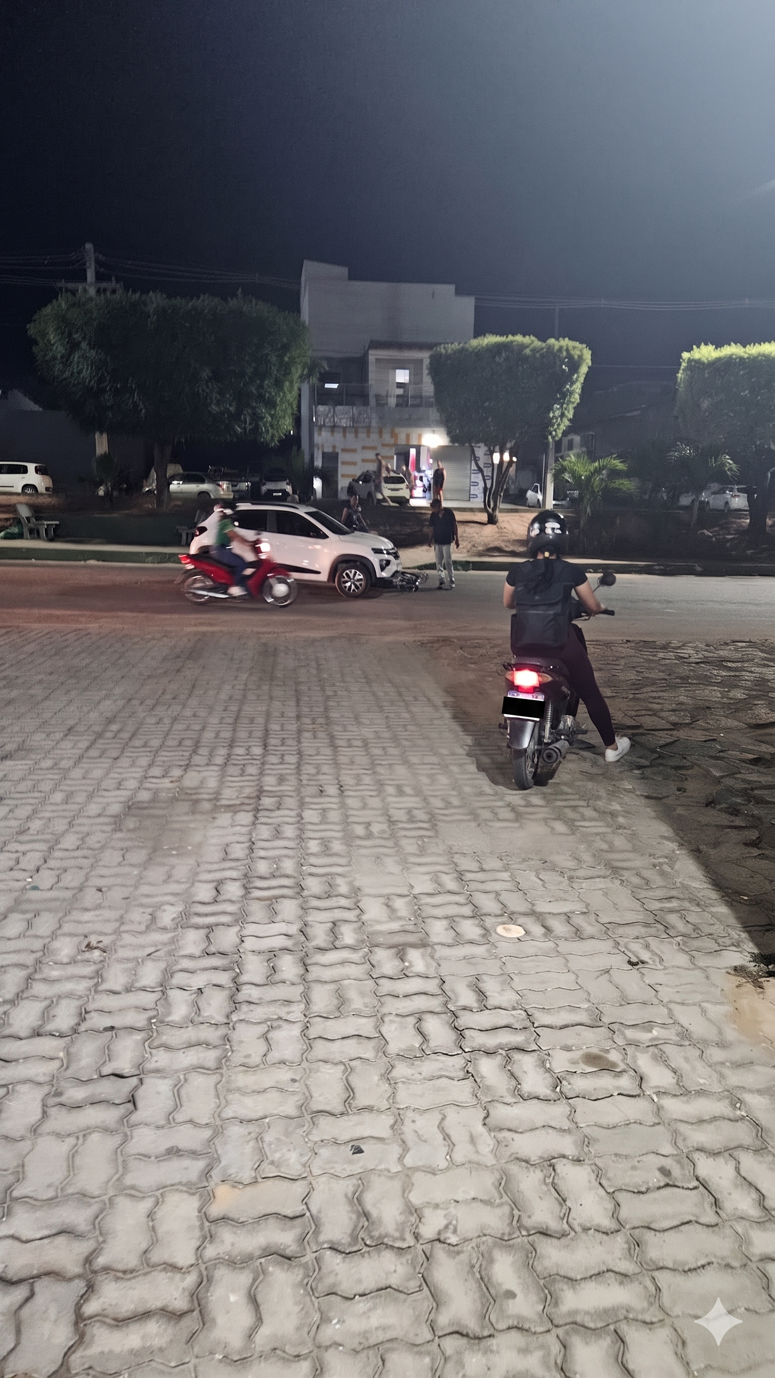 Carro colide com bicicleta no centro de Itaberaba